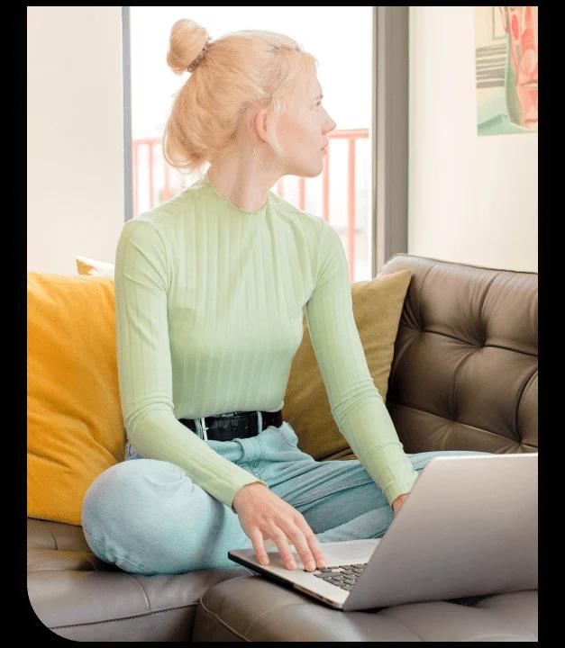 Cliente satisfeita utilizando plataforma CVDA